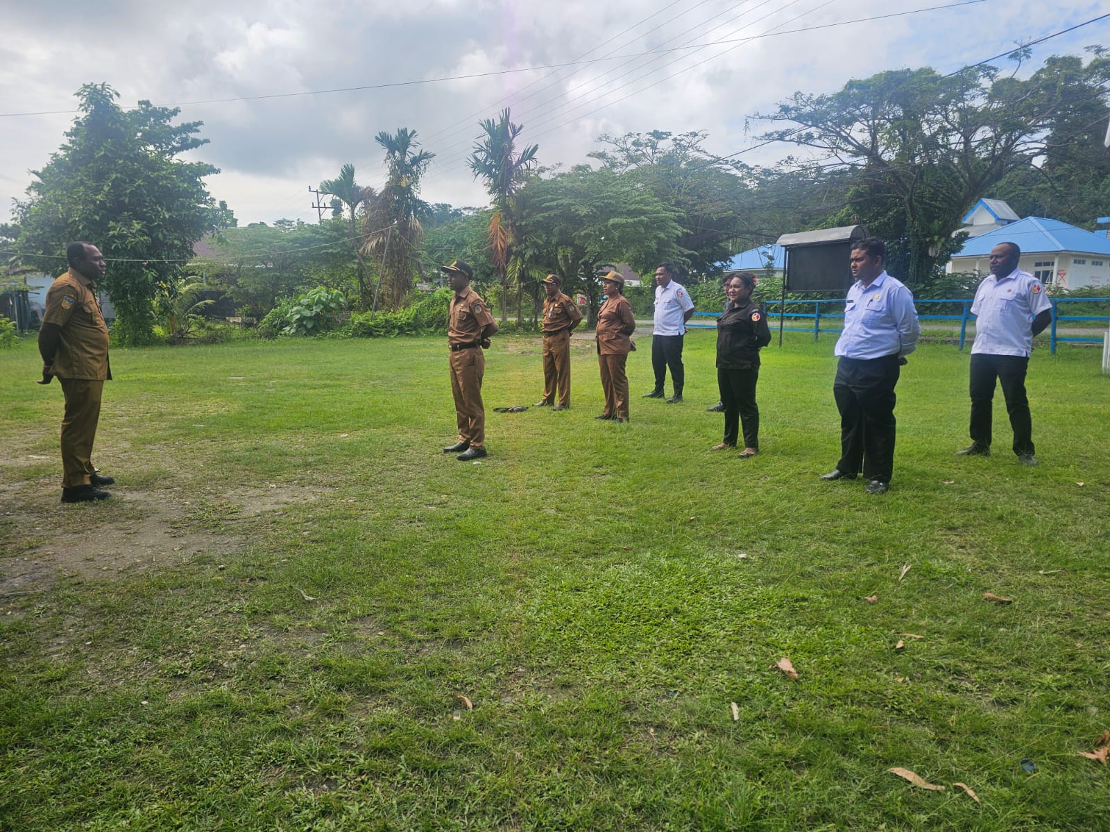 Koordinator Sekretarit Bawaslu Kabupaten Waropen saat memimpin apel rutin di halaman kantor Bawaslu Kabupaten Waropen, Waropen, Senin (14/07/2025).
