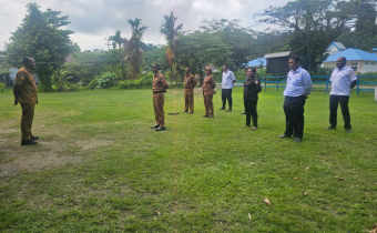 Koordinator Sekretarit Bawaslu Kabupaten Waropen saat memimpin apel rutin di halaman kantor Bawaslu Kabupaten Waropen, Waropen, Senin (14/07/2025).